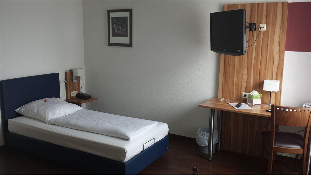 Hotel Domino สตุตการ์ต ภายนอก รูปภาพ