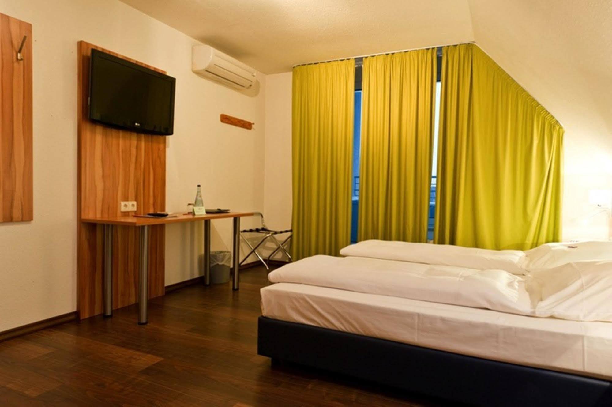 Hotel Domino สตุตการ์ต ภายนอก รูปภาพ