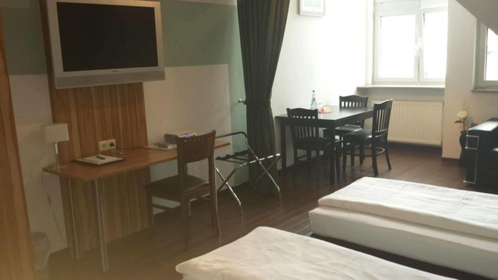 Hotel Domino สตุตการ์ต ภายนอก รูปภาพ